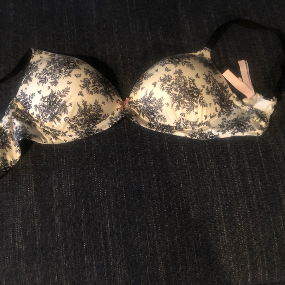 Vitoria secrets pink tee shirt bra